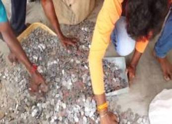  Chàng trai dùng xe tải chở 260.000 đồng xu đi mua mô tô mơ ước bấy lâu: Tiền vất vả tích cóp trong hơn 3 năm, suýt bị người bán hàng từ chối  - Ảnh 3.