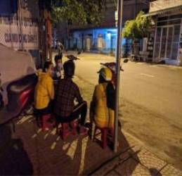  Sau Đà Nẵng, đến lượt dân Quảng Ngãi nửa đêm xếp hàng dài chờ làm thủ tục đất đai  - Ảnh 3.