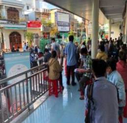  Sau Đà Nẵng, đến lượt dân Quảng Ngãi nửa đêm xếp hàng dài chờ làm thủ tục đất đai  - Ảnh 4.