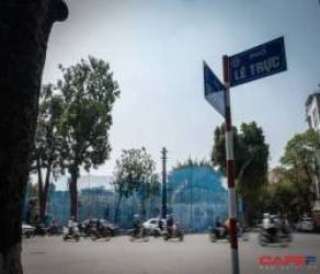  Cận cảnh tòa nhà cổ 4 mặt tiền gần quảng trường Ba Đình vừa bị yêu cầu dừng phá dỡ: Một công ty trên sàn dự định kết hợp Him Lam xây cao ốc trị giá 1.500 tỷ đồng  - Ảnh 5.